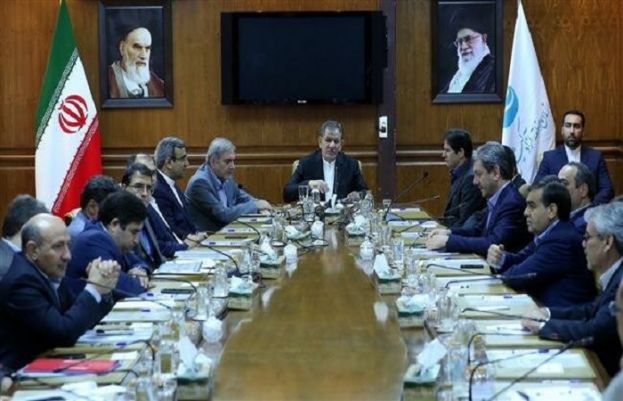 Iran's First Vice President Es’haq Jahangiri (C) addresses a meeting