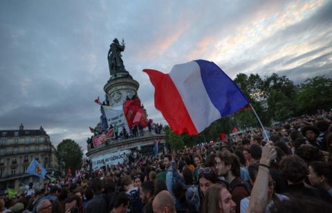 Hundreds gather in Paris to urge president to nominate left-wing prime minister.