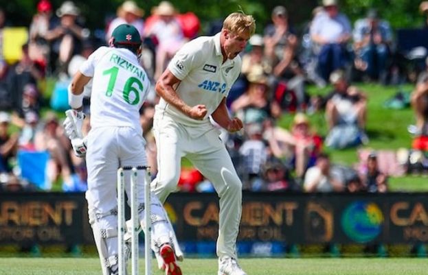 New Zealand dismiss Pakistan for 297 as Azhar Ali leads fightback
