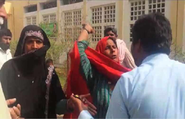Jalalpur Pirwala: Women beat man for asking contact number