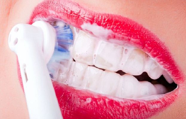  Does a hard toothbrush destroy enamel?