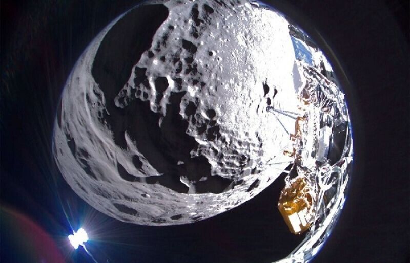 امریکی خلائی جہاز ڈرامائی طور پر چاند پر لینڈنگ کے بعد ایک طرف پڑا ہے