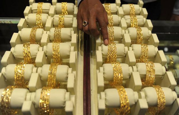 Gold price declines after slump in global prices