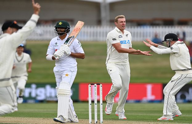 Jamieson strikes as Pakistan stumble in reply to New Zealand's 431