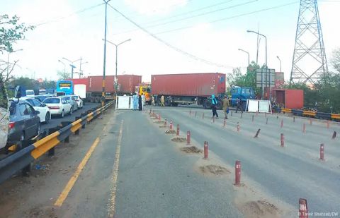 PTI, JI protest call prompt road blockades in Islamabad-Rawalpindi with containers