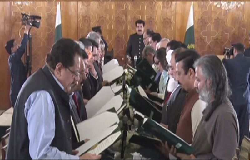 وزیر اعظم شہباز شریف کی 34 رکنی کابینہ کی حلف برداری کی تقریب جاری