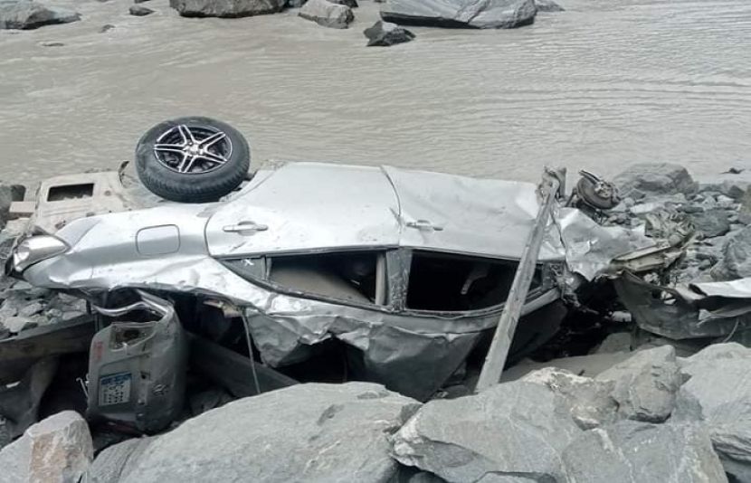 سکردو کے علاقے ملوپہ کے مقام پر سیاحوں کی گاڑی تودے کی زد میں آکر دریا میں جا گری۔