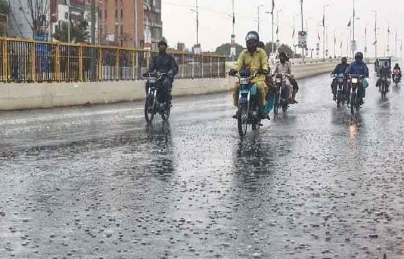 لاہور میں رات گئے ہونے والی بارش سے موسم سہانا جبکہ سردی کی شدت میں اضافہ ہو گیا۔