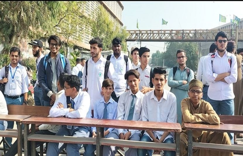 اسلامیہ کالج کراچی کے طلباء نے سڑک پر کلاس شروع کردیں