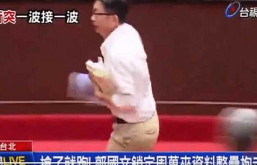 تائیوان کے رکن پارلیمنٹ کی جانب سے اسمبلی کے اجلاس سے بل کا مسودہ لے کر فرار ہونے کی ویڈیو وائرل ہوگئی
