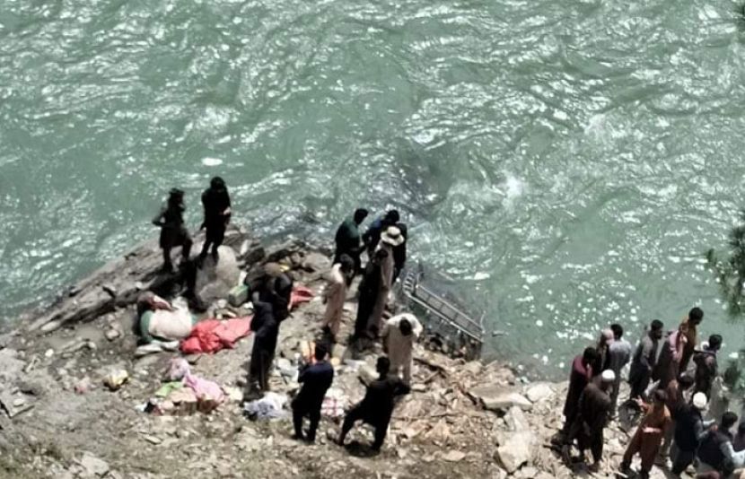 وادی نیلم میں مسافر جیپ دریائے نیلم میں جاگری جس کے نتیجے میں 13 افراد جاں بحق ہو گئے۔