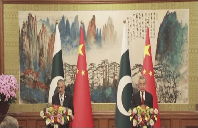 پاکستان کے نائب وزیر اعظم اور وزیر خارجہ سینیٹر اسحٰق ڈار  بیجنگ میں چینی وزیر خارجہ وانگ ژی کے ہمراہ مشترکہ پریس کانفرنس سے خطاب کررہے ہیں